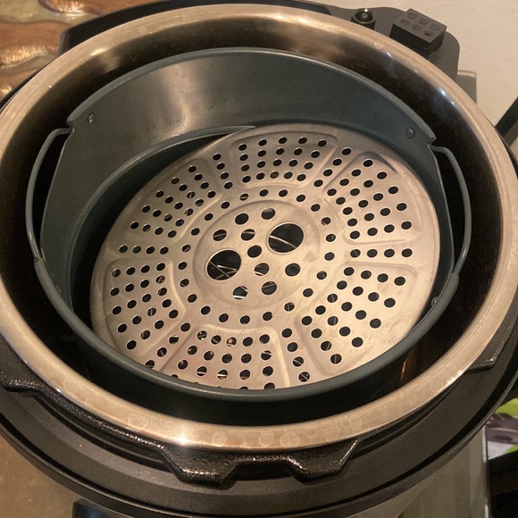 Instant pot duo crisp+ Air fryer - Picture 2 of 3
